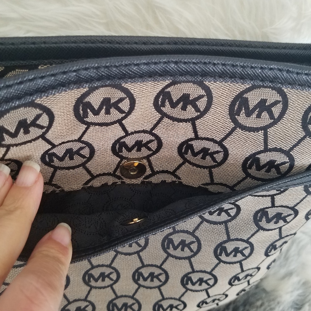 MICHAEL KORS Monogram Signature Large Pocket Crossbody Bag Black NWOT - Picture 4 of 15